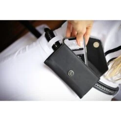 PÉNÉLOPE Pochette Pénélope Phone Pocket - Noir 5 PÉNÉLOPE Pochette Pénélope Phone Pocket - Noir -Caval’Style Boutique pochette penelope phone pocket noir 1 7