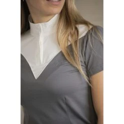 PÉNÉLOPE Polo De Concours Las Honey Manches Courtes - Anthracite 9 PÉNÉLOPE Polo De Concours Las Honey Manches Courtes - Anthracite -Caval’Style Boutique polo de concours las honey manches courtes anthracite 4