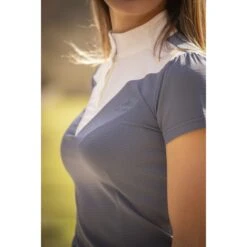 PÉNÉLOPE Polo De Concours Las Honey Manches Courtes - Bering Sea 10 PÉNÉLOPE Polo De Concours Las Honey Manches Courtes - Bering Sea -Caval’Style Boutique polo de concours las honey manches courtes bering sea 4