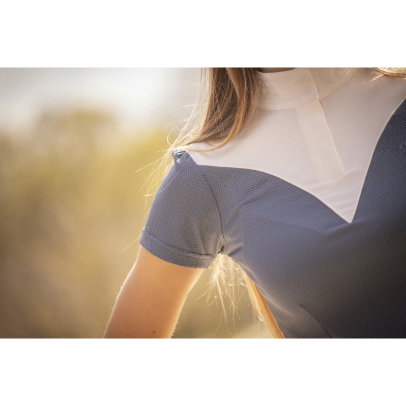 PÉNÉLOPE Polo De Concours Las Honey Manches Courtes - Bering Sea 6 PÉNÉLOPE Polo De Concours Las Honey Manches Courtes - Bering Sea – Image 6