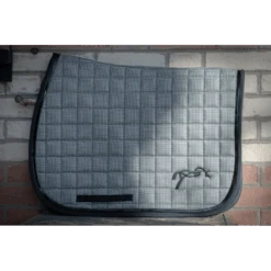 PÉNÉLOPE Tapis De Selle Classique Pied-de-poule - Noir 9 PÉNÉLOPE Tapis De Selle Classique Pied-de-poule - Noir -Caval’Style Boutique tapis de selle classique pied de poule 1 3