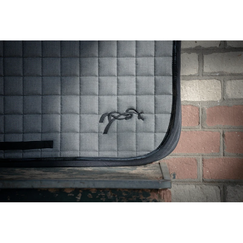 PÉNÉLOPE Tapis De Selle Classique Pied-de-poule - Noir 5 PÉNÉLOPE Tapis De Selle Classique Pied-de-poule - Noir – Image 5