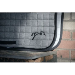 PÉNÉLOPE Tapis De Selle Classique Pied-de-poule - Noir 11 PÉNÉLOPE Tapis De Selle Classique Pied-de-poule - Noir -Caval’Style Boutique tapis de selle classique pied de poule 1 5