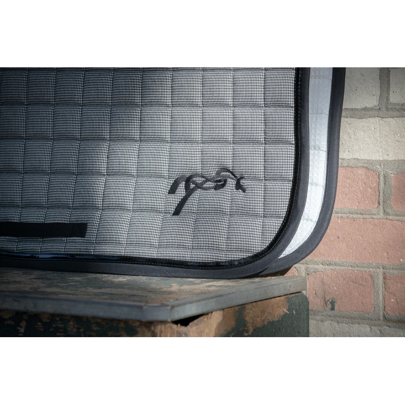 PÉNÉLOPE Tapis De Selle Classique Pied-de-poule - Noir 6 PÉNÉLOPE Tapis De Selle Classique Pied-de-poule - Noir – Image 6