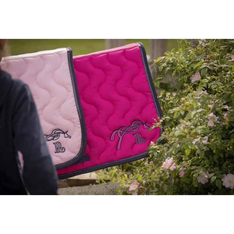 PÉNÉLOPE Tapis De Selle Point Sellier Classique - Rose Pâle & Marine 4 PÉNÉLOPE Tapis De Selle Point Sellier Classique - Rose Pâle & Marine – Image 4