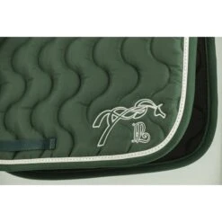 PÉNÉLOPE Tapis De Selle Point Sellier Classique - Vert Foncé & Vert 6 PÉNÉLOPE Tapis De Selle Point Sellier Classique - Vert Foncé & Vert -Caval’Style Boutique tapis de selle point sellier classique vert fonce vert 2